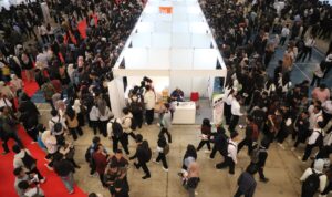 Ribuan pencari kerja antusias mendatangi Job Fair Bekasi Pasti Kerja Expo i Presiden University Convention Center Jababeka Cikarang, pada Selasa (27/5/2025).