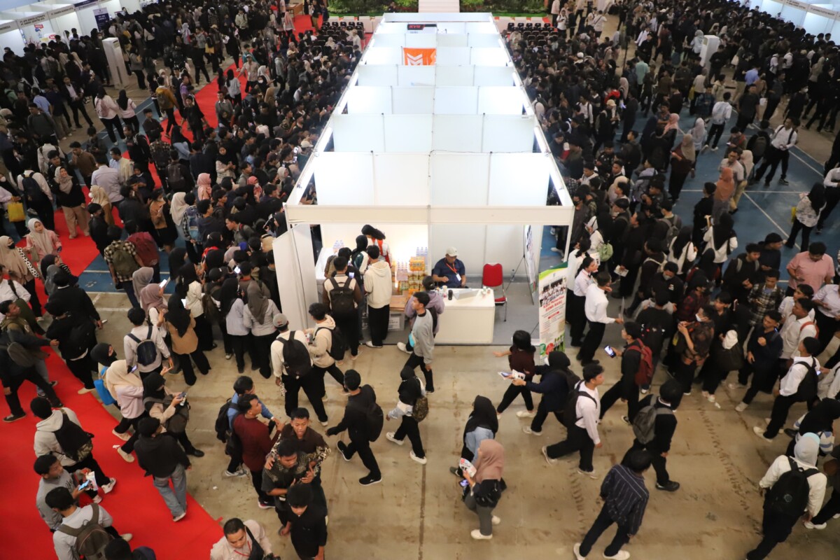 Ribuan pencari kerja antusias mendatangi Job Fair Bekasi Pasti Kerja Expo i Presiden University Convention Center Jababeka Cikarang, pada Selasa (27/5/2025).