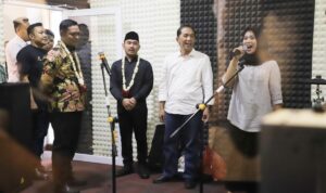 emerintah Kabupaten Bekasi melalui Dinas Pariwisata terus mendorong pengembangan ekosistem ekonomi kreatif daerah melalui keberadaan Creative Hub. Kepala Dinas Pariwisata Kabupaten Bekasi, Iyan Priyatna, menyampaikan apresiasinya atas kunjungan Bupati Bekasi ke fasilitas Creative Hub yang tengah dikembangkan secara bertahap.