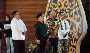 Pemerintah Kabupaten Bekasi resmi meluncurkan layanan pengaduan masyarakat berbasis WhatsApp bernama Lapor AA Bupati. Inovasi ini bertujuan memudahkan masyarakat dalam menyampaikan aspirasi, keluhan, dan saran secara langsung kepada pemerintah daerah.