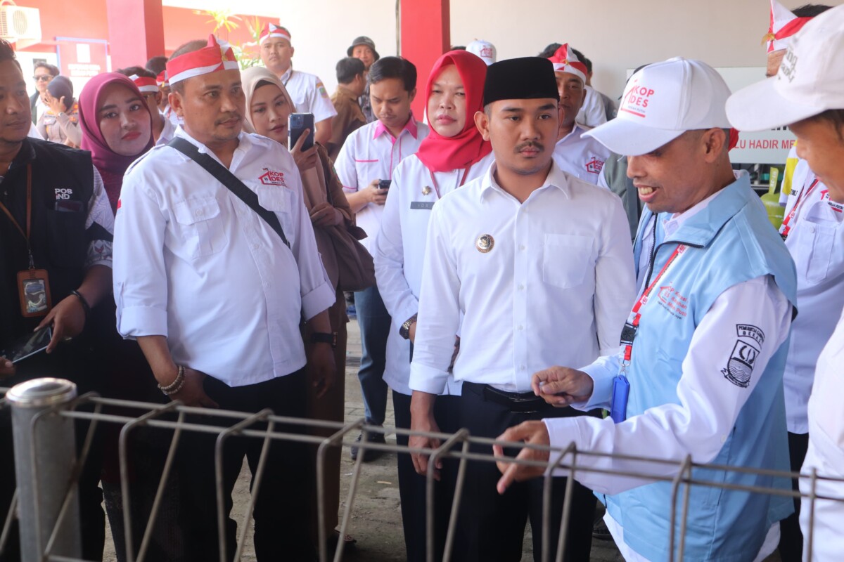 KOPERASI : Bupati Bekasi, Ade Kuswara Kunang bersama jajaran unsur Forkopimda dan kepala dinas terkait menghadiri launching Mock Up Koperasi Desa Merah Putih yang dilaksanakan di Gerai Koperasi Desa Kedungwaringin pada Senin, (21/07/2025). 