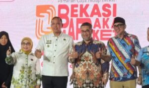 Wali Kota Bekasi, Tri Adhianto, secara resmi membuka kegiatan Bekasi Baraka Market 2025 di Revo Mall Kota Bekasi, Jumat (25/7/) Foto : Yusuf
