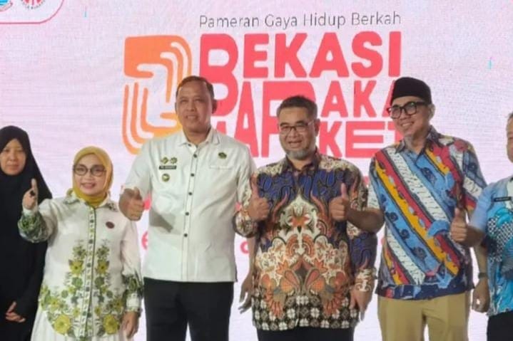 Wali Kota Bekasi, Tri Adhianto, secara resmi membuka kegiatan Bekasi Baraka Market 2025 di Revo Mall Kota Bekasi, Jumat (25/7/) Foto : Yusuf