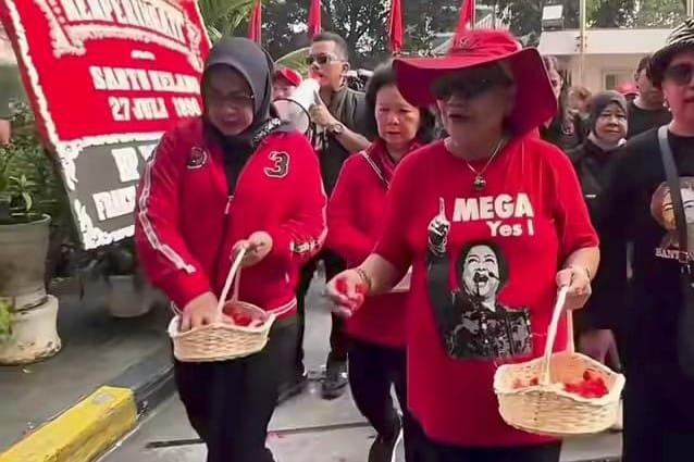 Dewan Pimpinan Pusat (DPP) Partai Demokrasi Indonesia Perjuangan (PDI Perjuangan) menggelar peringatan 29 tahun Peristiwa Kudatuli (Kerusuhan Dua Puluh Tujuh Juli) di kantor pusat partai, Jalan Diponegoro, Menteng, Jakarta Pusat, pada Minggu (27/7/2025). Foto Yusuf