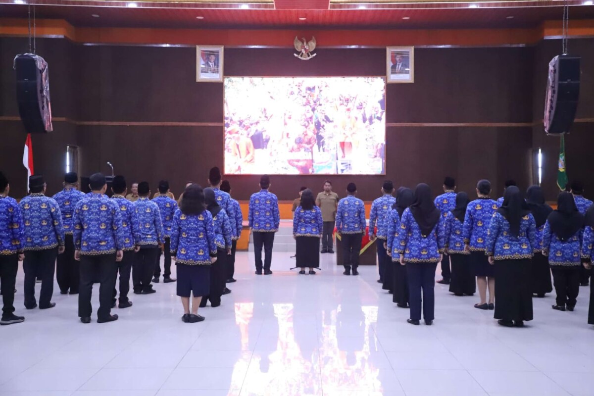 Sebanyak 56 Aparatur Sipil Negara (ASN) di lingkungan Pemerintah Kabupaten Bekasi resmi dilantik dan diambil sumpah jabatannya dalam jabatan fungsional. Pelantikan digelar di Aula KH. Noer Ali, Komplek Perkantoran Pemkab Bekasi, Desa Sukamahi, Kecamatan Cikarang Pusat, Senin (28/7/2026). Foto. Istimewa