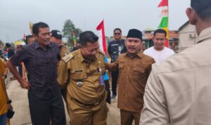 Bupati Bekasi, Ade Kuswara Kunang, didampingi Camat Tambun Utara, Najmuddin, meninjau langsung pengerjaan penataan Kali Gabus pada Senin (11/8/2025).