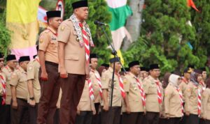 Upacara peringatan Hari Pramuka ke-64 berlangsung meriah di lapangan Kompleks Pemerintah Kota Bekasi, Kamis (14/8/2025). Kegiatan ini diikuti sekitar 1.200 peserta dari berbagai tingkatan sekolah dan alumni Pramuka yang masih aktif.
