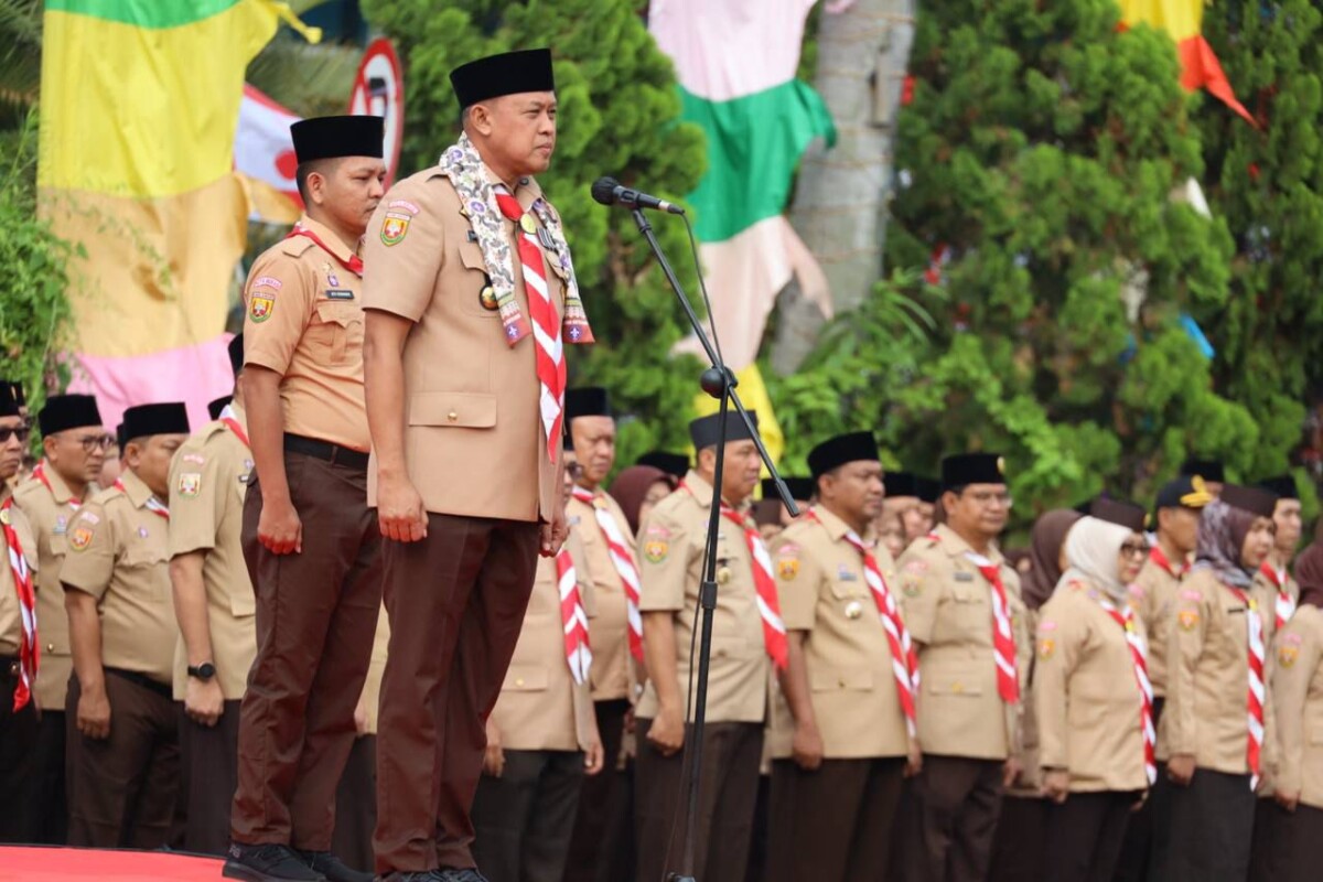 Upacara peringatan Hari Pramuka ke-64 berlangsung meriah di lapangan Kompleks Pemerintah Kota Bekasi, Kamis (14/8/2025). Kegiatan ini diikuti sekitar 1.200 peserta dari berbagai tingkatan sekolah dan alumni Pramuka yang masih aktif.