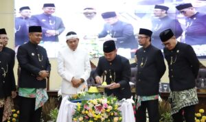 Gubernur Jawa Barat, Kang Dedi Mulyadi (KDM), menghadiri acara Tasyakuran Hari Jadi Kabupaten Bekasi ke-75 yang digelar di Gedung DPRD Kabupaten Bekasi, Komplek Pemda Bekasi, pada Jumat (15/8/2025) sore.