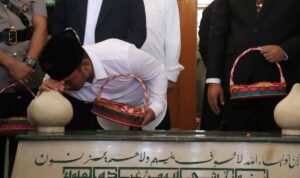 Bupati Bekasi Ade Kuswara Kunang bersama Wakil Bupati Asep Surya Atmaja, jajaran Forkopimda, serta tokoh agama menggelar kegiatan istigosah dan tabur bunga di Makam Pahlawan Nasional KH Noer Ali, Sabtu (16/8/2025).
