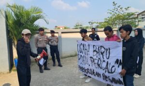  Puluhan mahasiswa yang tergabung dalam Constitution of Liberation menggelar aksi unjuk rasa di depan kantor Perumda Tirta Bhagasasi, Cikarang Pusat, Kabupaten Bekasi, Jumat (1/8/2025).