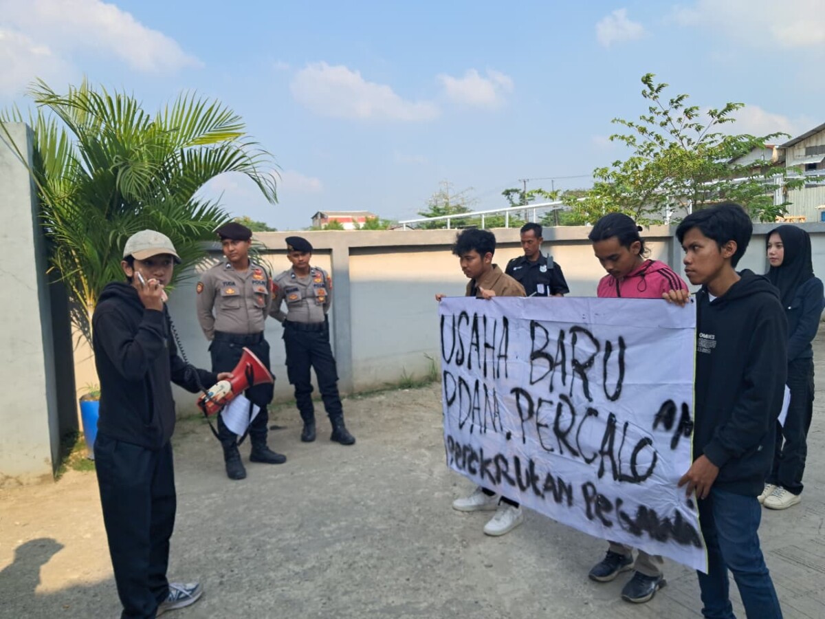  Puluhan mahasiswa yang tergabung dalam Constitution of Liberation menggelar aksi unjuk rasa di depan kantor Perumda Tirta Bhagasasi, Cikarang Pusat, Kabupaten Bekasi, Jumat (1/8/2025).
