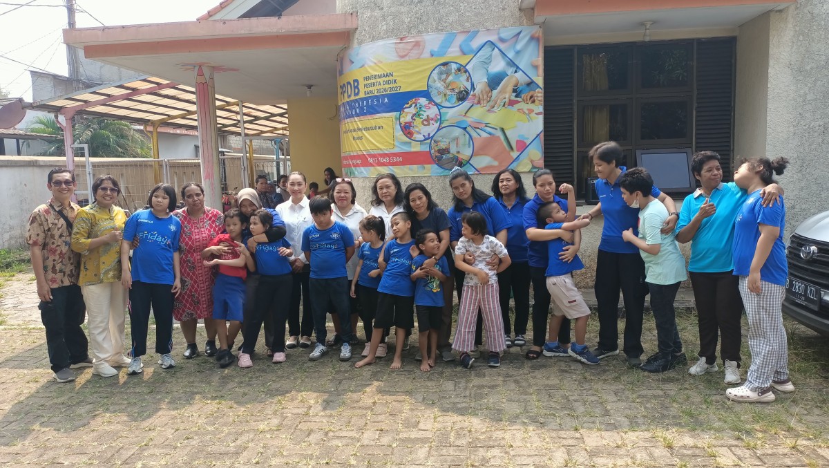Ketua DPD Dewi Pertiwi Kota Bekasi Yenny Kristianti bersama Dewan Pembina DPW Jabar Susy Rizky dan Sekretaris DPD Ratu Mona Sibarani saat mengunjungi SLB SABK Santa Theresia Salvator 2 Pondok Melati, Jumat 9 Oktober 2026.