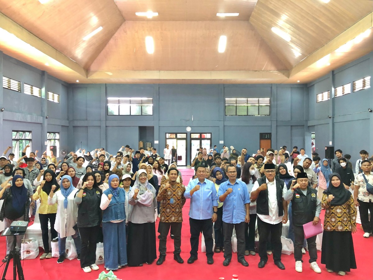 Potret Sesi Foto Bersama dalam Kegiatan Sosialisasi KEMENDUKBANGGA/BKKBN di Balai Rakyat Mekarsari, Selasa 20 Oktober 2026