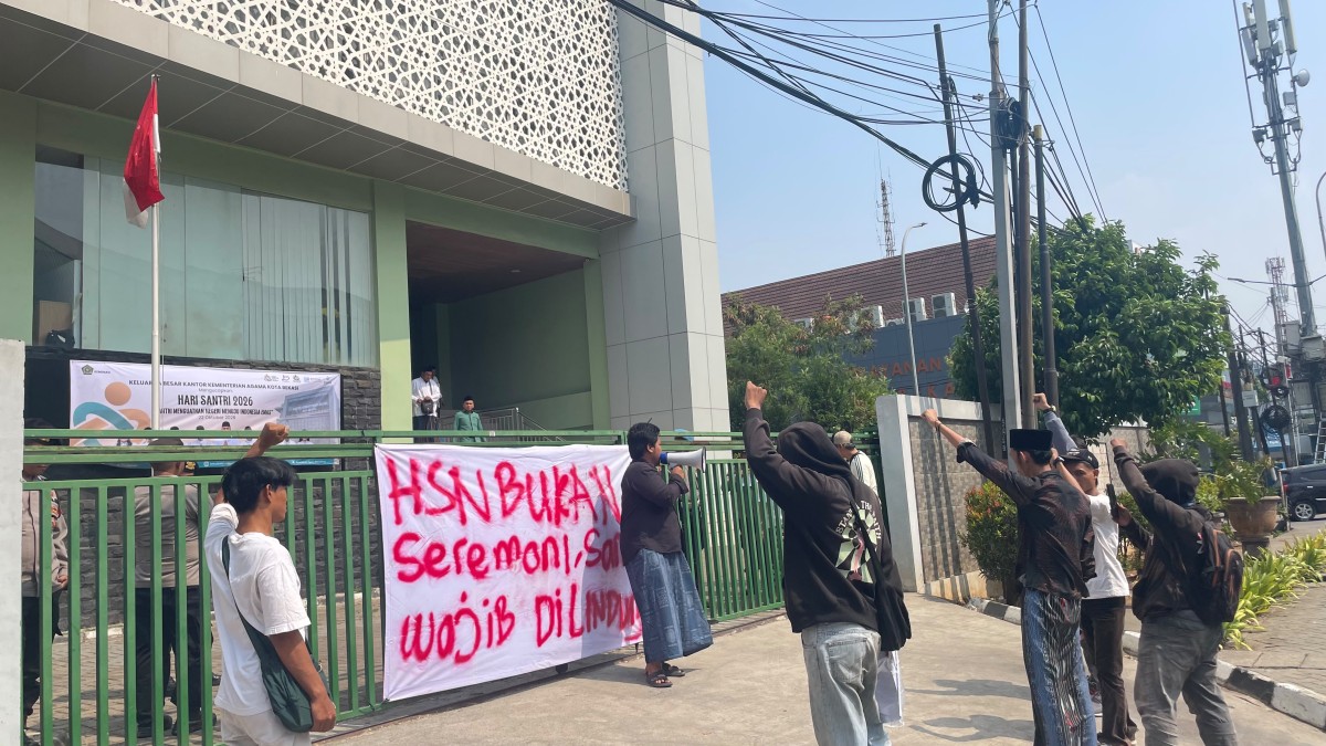 Potret unjuk rasa Aliansi Mahasiswa Peduli Daerah Di depan Kantor Kemenag Kota Bekasi