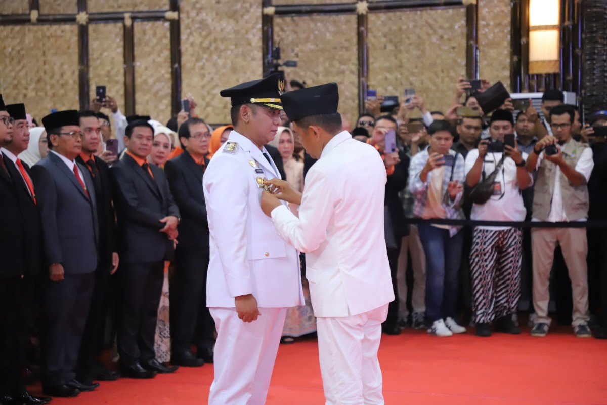 Potret pelantikan Bupati Bekasi, Asep Surya Atmaja oleh Gubernur Jawa Barat, Dedi Mulyadi