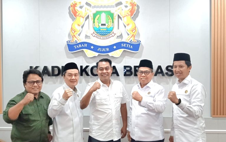Potret jajaran pengurus BAZNAS Kota Bekasi bersama Qadar Ruslan Siregar, Ketua KADIN Kota Bekasi