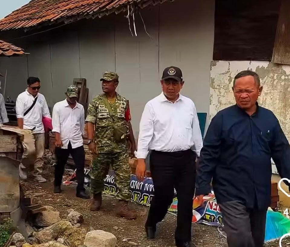 Kepala Disperkimtan Kabupaten Bekasi Nurchaidir monitoring pembangunan SPAL-DS di Desa Sukamahi dan Desa Cicau Kecamatan Cikarang Pusat.