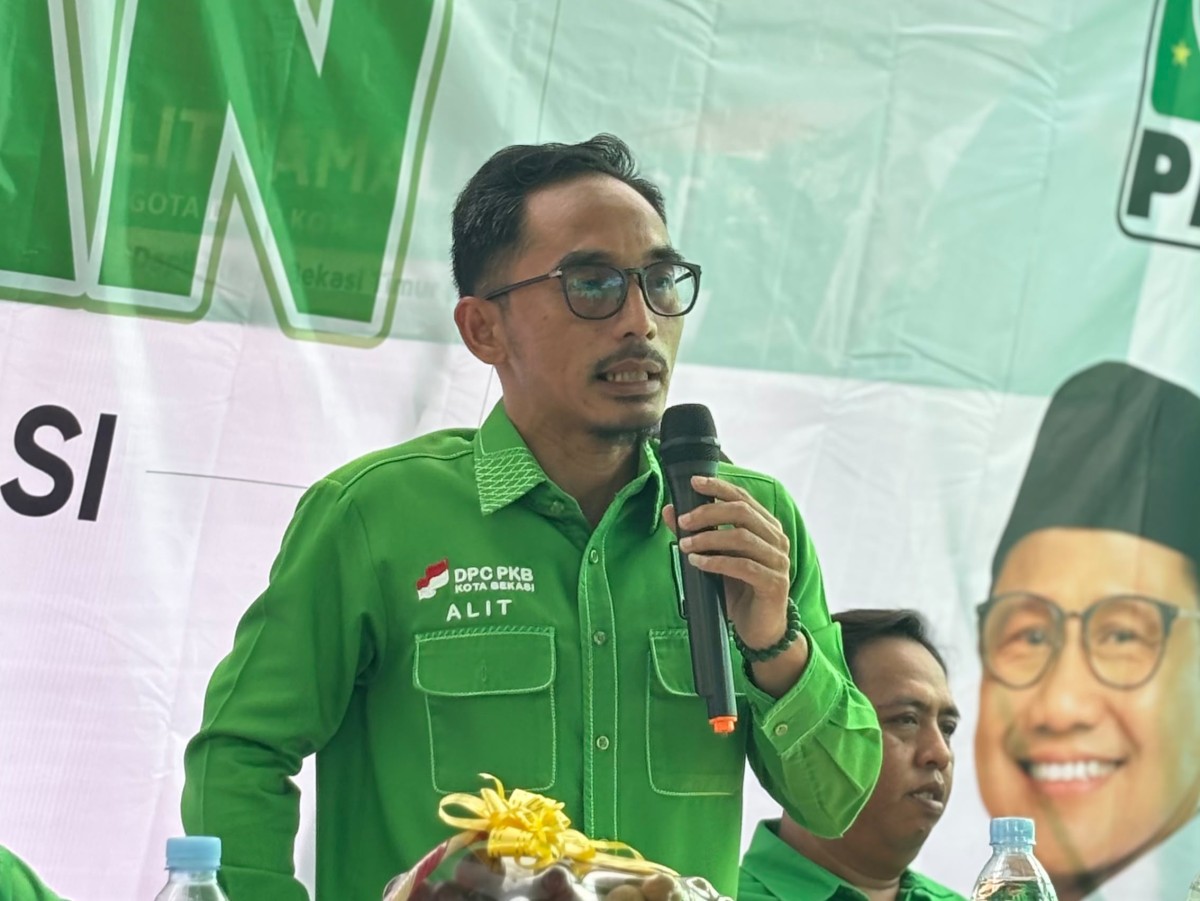 Wakil Ketua Komisi III DPRD Kota Bekasi Alit Jamaludin saat menggelar reses di RW 08 Kelurahan Aren Jaya, Kecamatan Bekasi Timur