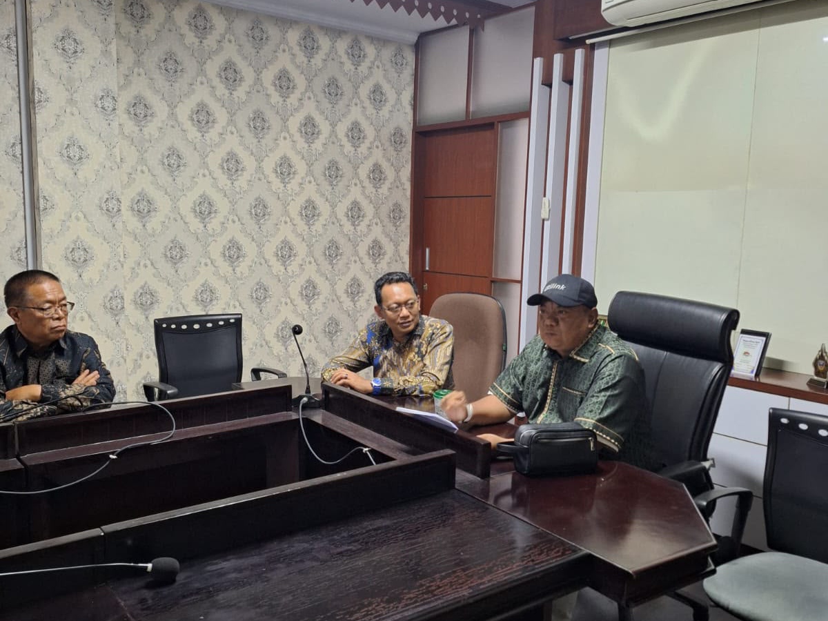 Potret Ahmadi, saat menyambut dan berdialog dengan Komisi II Kabupaten Kediri