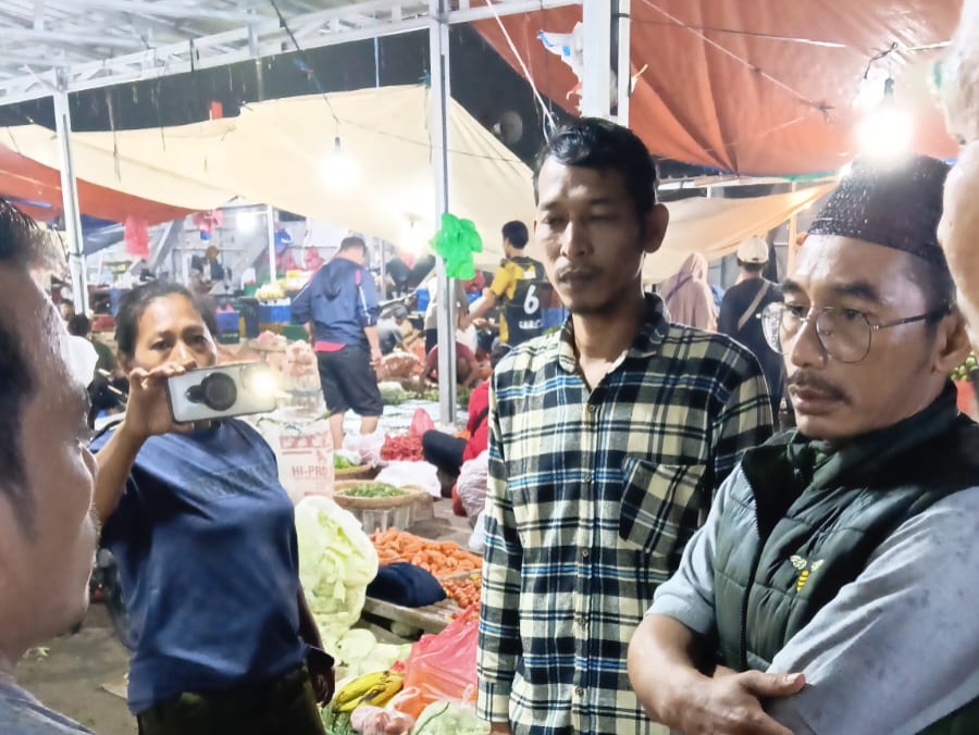 Potret Alit Jamaludin saat berinteraksi dengan salah satu pedagang di Pasar Baru Bekasi