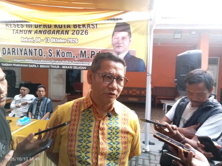 Anggota Komisi I DPRD Kota Bekasi Dariyanto saat menggelar reses dan penyerapan aspirasi warga di RW 12 Kelurahan Aren Jaya, Kecamatan Bekasi Timur, Sabtu 10 Oktober 2026.